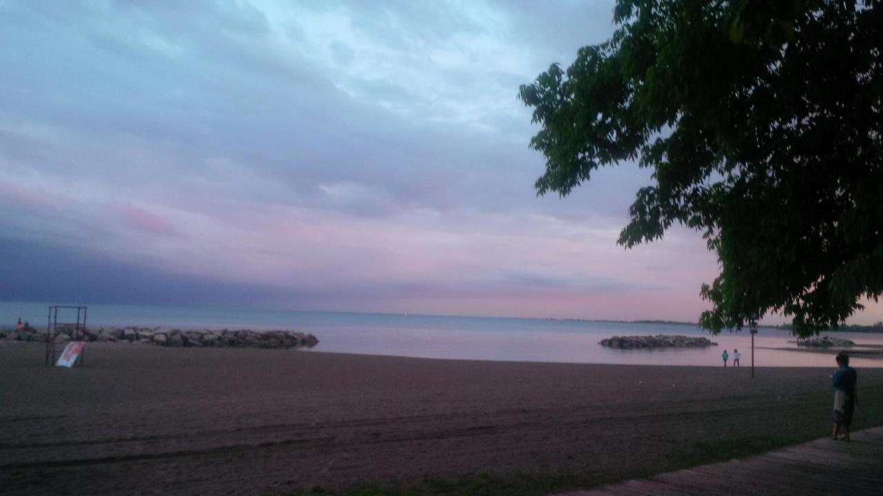 Апартаменты An Independent Beach Retreat Steps From The Lake And Right In The City Торонто Экстерьер фото