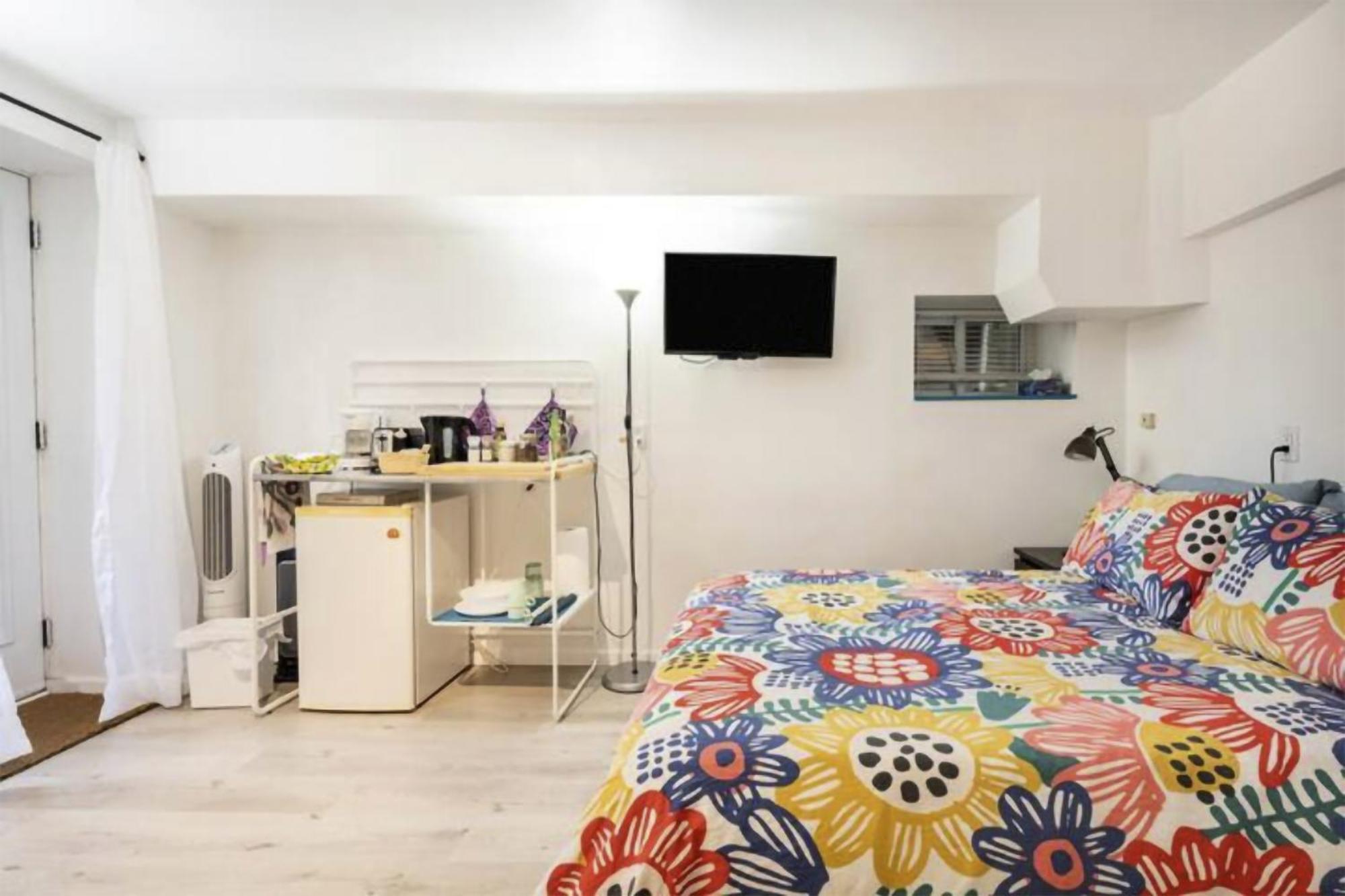 Апартаменты An Independent Beach Retreat Steps From The Lake And Right In The City Торонто Экстерьер фото